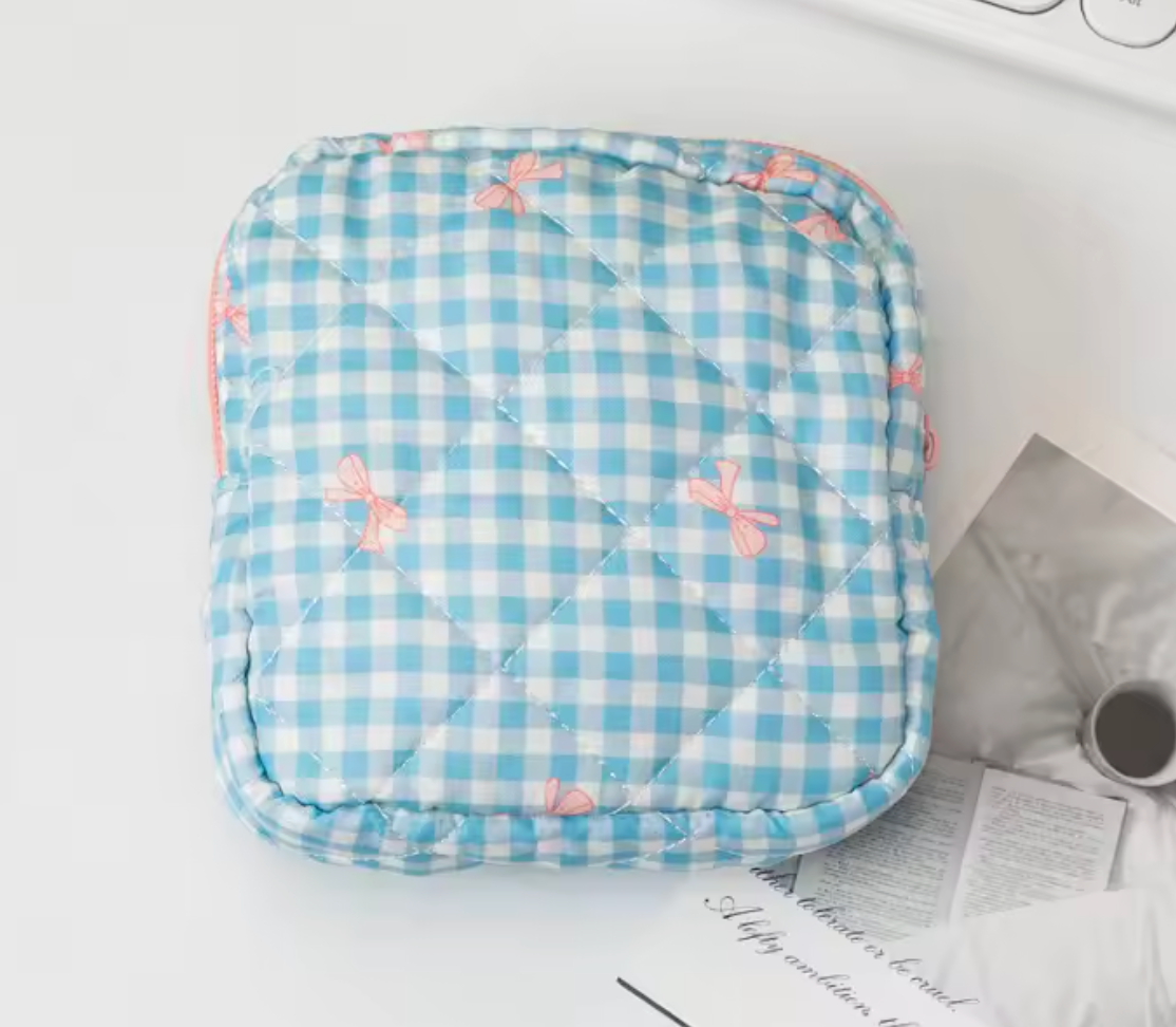 Blå och vit rutmönstrad väska med rosa rosett-tryck, mjukt material, liten till medelstorlek, perfekt för personliga nödvändigheter